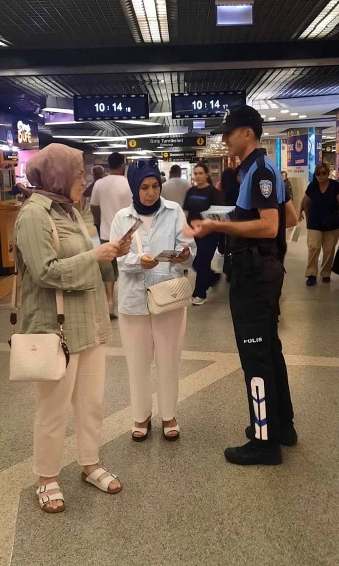 BURSA’DA POLİS EKİPLERİ, VATANDAŞLARIN GÜVENLİK BİLİNCİNİ ARTIRMAK VE SUÇLARIN ÖNLENMESİNE YÖNELİK BİLGİLENDİRME ÇALIŞMASI GERÇEKLEŞTİRDİ