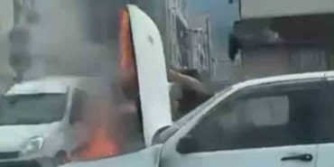 BURSA'DA SEYİR HALİNDEKİ OTOMOBİL, MOTOR KISMINDAN BİR ANDA ALEV ALDI. O ANLAR AMATÖR KAMERAYA YANSIDI.