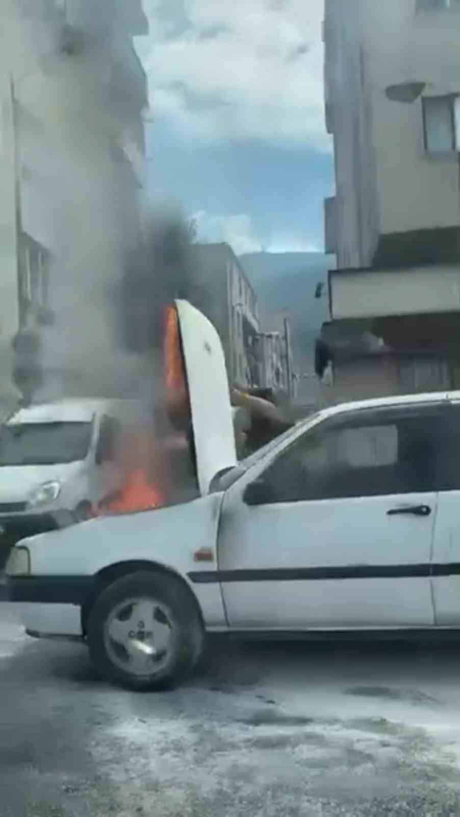 BURSA'DA SEYİR HALİNDEKİ OTOMOBİL, MOTOR KISMINDAN BİR ANDA ALEV ALDI. O ANLAR AMATÖR KAMERAYA YANSIDI.