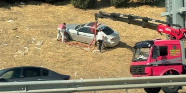 BURSA’DA SÜRÜCÜSÜNÜN DİREKSİYON HAKİMİYETİNİ KAYBETTİĞİ OTOMOBİL, BARİYERLERİ AŞARAK BOŞ TARLAYA UÇTU. KAZADA SÜRÜCÜ BURNU BİLE KANAMADAN ARAÇTAN ÇIKARKEN, OLAY YERİNE ÇOK SAYIDA POLİS VE SAĞLIK EKİBİ SEVK EDİLDİ.
