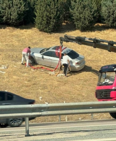 BURSA’DA SÜRÜCÜSÜNÜN DİREKSİYON HAKİMİYETİNİ KAYBETTİĞİ OTOMOBİL, BARİYERLERİ AŞARAK BOŞ TARLAYA UÇTU. KAZADA SÜRÜCÜ BURNU BİLE KANAMADAN ARAÇTAN ÇIKARKEN, OLAY YERİNE ÇOK SAYIDA POLİS VE SAĞLIK EKİBİ SEVK EDİLDİ.