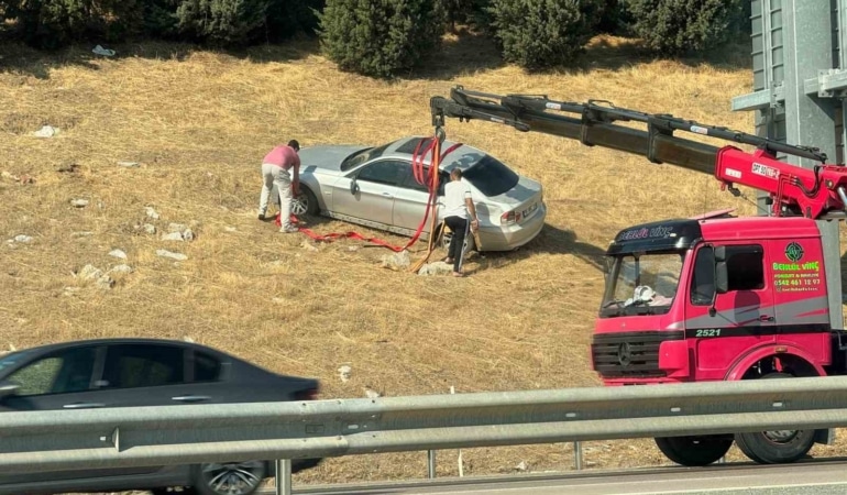 BURSA’DA SÜRÜCÜSÜNÜN DİREKSİYON HAKİMİYETİNİ KAYBETTİĞİ OTOMOBİL, BARİYERLERİ AŞARAK BOŞ TARLAYA UÇTU. KAZADA SÜRÜCÜ BURNU BİLE KANAMADAN ARAÇTAN ÇIKARKEN, OLAY YERİNE ÇOK SAYIDA POLİS VE SAĞLIK EKİBİ SEVK EDİLDİ.