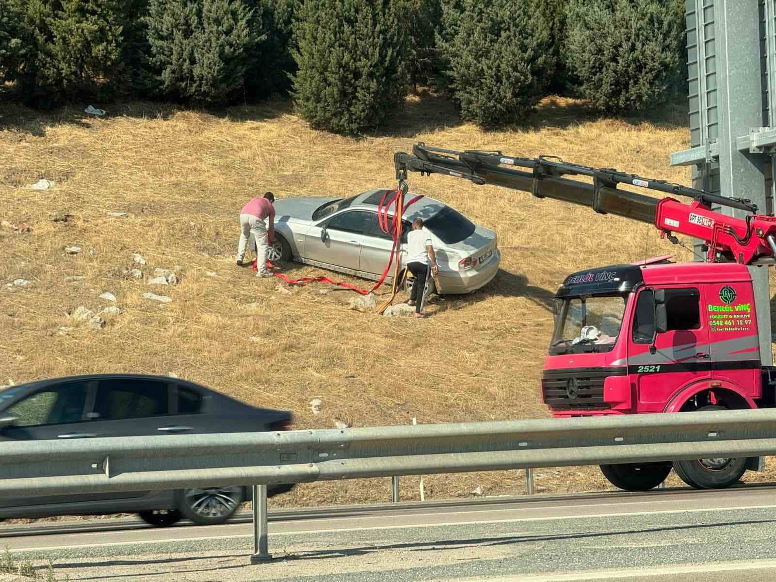 BURSA’DA SÜRÜCÜSÜNÜN DİREKSİYON HAKİMİYETİNİ KAYBETTİĞİ OTOMOBİL, BARİYERLERİ AŞARAK BOŞ TARLAYA UÇTU. KAZADA SÜRÜCÜ BURNU BİLE KANAMADAN ARAÇTAN ÇIKARKEN, OLAY YERİNE ÇOK SAYIDA POLİS VE SAĞLIK EKİBİ SEVK EDİLDİ.