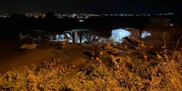 BURSA’NIN İNEGÖL İLÇESİNDE MEVSİMLİK İŞÇİLERİN KALDIĞI ÇADIR KENTTE İKİ GRUP ARASINDA ÇIKAN KAVGADA 6 KİŞİ YARALANDI. KAVGA SIRADAN 3 ÇADIR İSE KULLANILAMAZ HALE GELDİ.