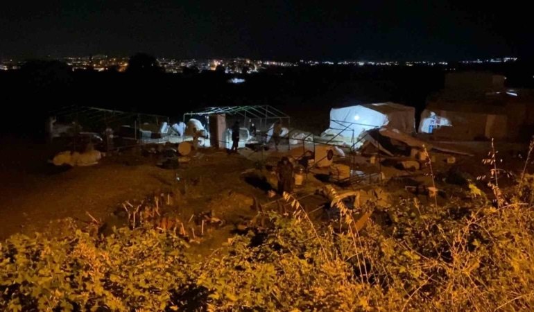 BURSA’NIN İNEGÖL İLÇESİNDE MEVSİMLİK İŞÇİLERİN KALDIĞI ÇADIR KENTTE İKİ GRUP ARASINDA ÇIKAN KAVGADA 6 KİŞİ YARALANDI. KAVGA SIRADAN 3 ÇADIR İSE KULLANILAMAZ HALE GELDİ.