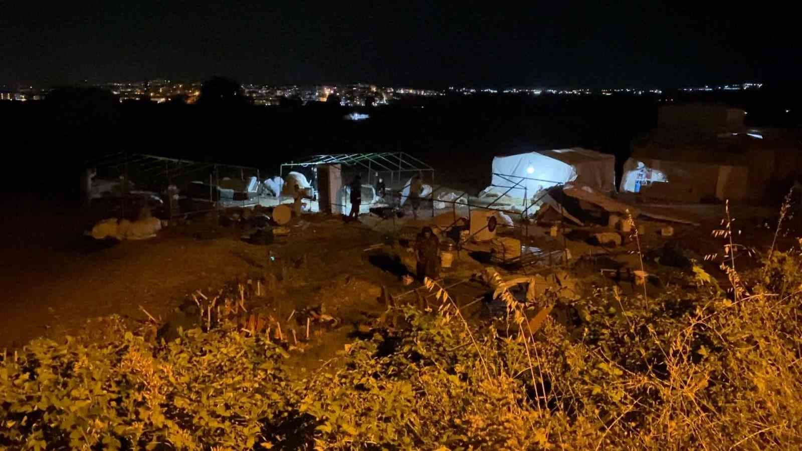 BURSA’NIN İNEGÖL İLÇESİNDE MEVSİMLİK İŞÇİLERİN KALDIĞI ÇADIR KENTTE İKİ GRUP ARASINDA ÇIKAN KAVGADA 6 KİŞİ YARALANDI. KAVGA SIRADAN 3 ÇADIR İSE KULLANILAMAZ HALE GELDİ.