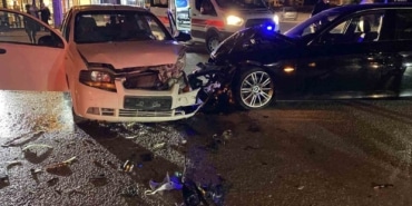 BURSA’NIN İNEGÖL İLÇESİNDE İKİ OTOMOBİLİN KAFA KAFAYA ÇARPIŞMASI SONUCU MEYDANA GELEN KAZADA 2 KİŞİ YARALANDI.