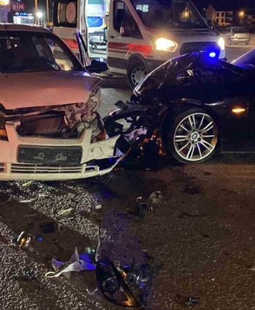 BURSA’NIN İNEGÖL İLÇESİNDE İKİ OTOMOBİLİN KAFA KAFAYA ÇARPIŞMASI SONUCU MEYDANA GELEN KAZADA 2 KİŞİ YARALANDI.