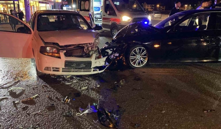 BURSA’NIN İNEGÖL İLÇESİNDE İKİ OTOMOBİLİN KAFA KAFAYA ÇARPIŞMASI SONUCU MEYDANA GELEN KAZADA 2 KİŞİ YARALANDI.