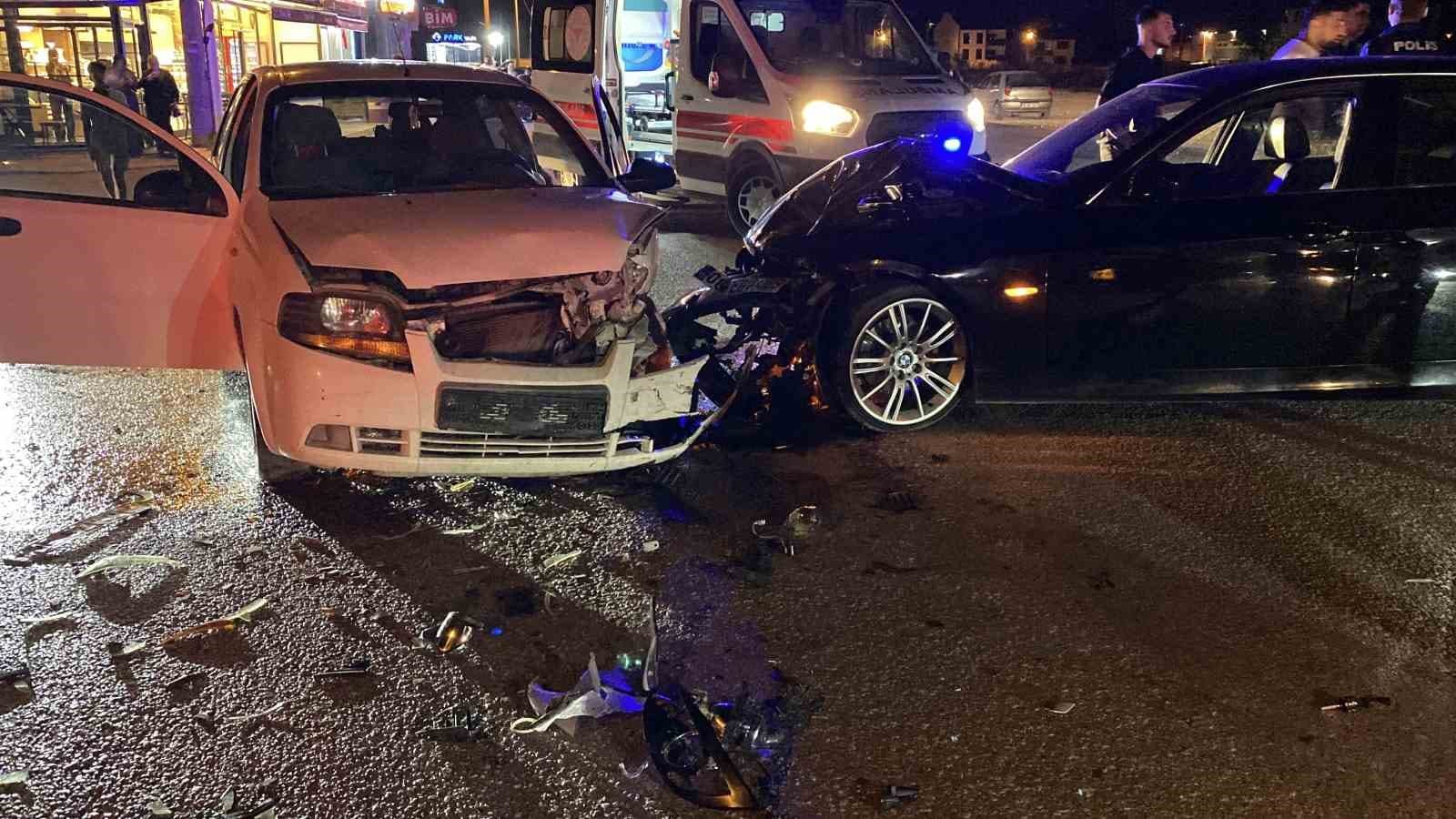 BURSA’NIN İNEGÖL İLÇESİNDE İKİ OTOMOBİLİN KAFA KAFAYA ÇARPIŞMASI SONUCU MEYDANA GELEN KAZADA 2 KİŞİ YARALANDI.