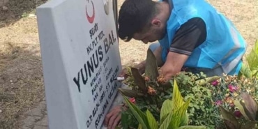 BURSA’NIN YENİŞEHİR İLÇESİNDE YENİŞEHİR ÜLKÜ OCAKLARI ORTAÖĞRETİM BİRİMİ TARAFINDAN ŞEHİTLİK ZİYARET EDİLEREK KABİRLERİNİN BAKIMI VE TEMİZLİĞİ YAPILDI.