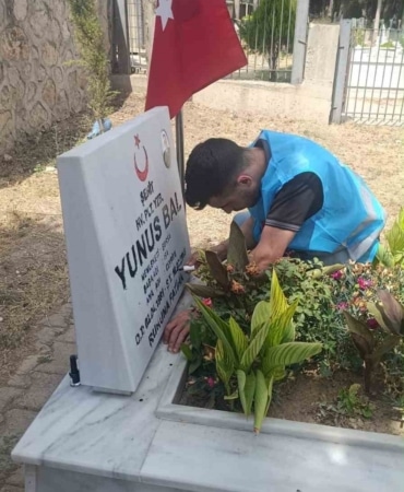 BURSA’NIN YENİŞEHİR İLÇESİNDE YENİŞEHİR ÜLKÜ OCAKLARI ORTAÖĞRETİM BİRİMİ TARAFINDAN ŞEHİTLİK ZİYARET EDİLEREK KABİRLERİNİN BAKIMI VE TEMİZLİĞİ YAPILDI.