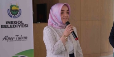 İNEGÖL BELEDİYESİ TARAFINDAN DÜZENLENEN "ATIKTAN SAKSIYA, SAKSIDAN YAŞAMA" ETKİNLİĞİNDE 30 ANNE VE 30 ÇOCUK BİR ARAYA GELDİ. EVLERİNDEN GETİRDİKLERİ PLASTİK ATIKLARI SAKSIYA DÖNÜŞTÜREN ÇOCUKLAR VE ANNELERİ, SAKSILARINI BİRLİKTE TASARLAYIP ÇİÇEKLERİNİ DİKEREK HEM KEYİFLİ VAKİT GEÇİRDİ HEM DE GERİ DÖNÜŞÜMÜN ÖNEMİNİ YAŞAYARAK ÖĞRENDİ.