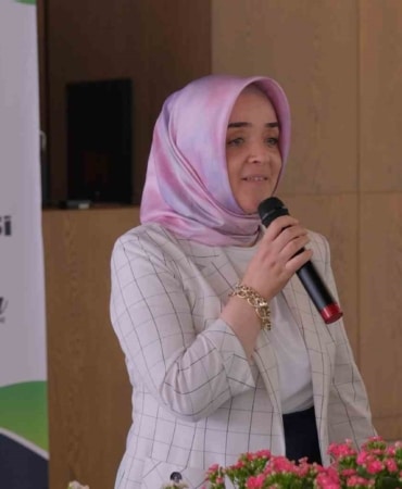 İNEGÖL BELEDİYESİ TARAFINDAN DÜZENLENEN "ATIKTAN SAKSIYA, SAKSIDAN YAŞAMA" ETKİNLİĞİNDE 30 ANNE VE 30 ÇOCUK BİR ARAYA GELDİ. EVLERİNDEN GETİRDİKLERİ PLASTİK ATIKLARI SAKSIYA DÖNÜŞTÜREN ÇOCUKLAR VE ANNELERİ, SAKSILARINI BİRLİKTE TASARLAYIP ÇİÇEKLERİNİ DİKEREK HEM KEYİFLİ VAKİT GEÇİRDİ HEM DE GERİ DÖNÜŞÜMÜN ÖNEMİNİ YAŞAYARAK ÖĞRENDİ.