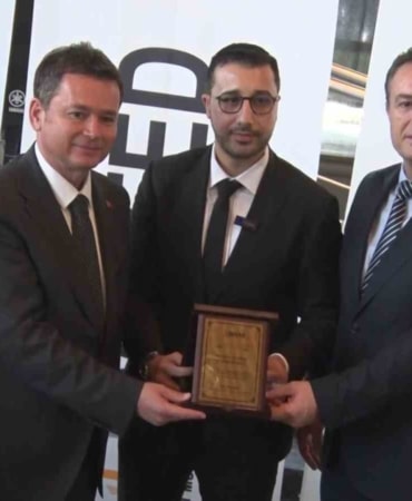 17 AĞUSTOS MARMARA DEPREMİ’NİN 27’NCİ YIL DÖNÜMÜNDE BURSA’DA DEPREM HAZIRLIĞI VE KENTSEL DÖNÜŞÜM KONUSU MASAYA YATIRILDI. OSMANGAZİ BELEDİYESİ ÖNCÜLÜĞÜNDE GERÇEKLEŞTİRİLEN TOPLANTIDA, KENTTEKİ RİSKLİ YAPILARIN YENİLENMESİ VE DÖNÜŞÜM ÇALIŞMALARININ HIZLANDIRILMASI İÇİN KAMU, VATANDAŞ, SEKTÖR TEMSİLCİLERİ VE İLGİLİ KURULUŞLARIN BİRLİKTE HAREKET ETMESİ GEREKTİĞİ VURGULANDI.