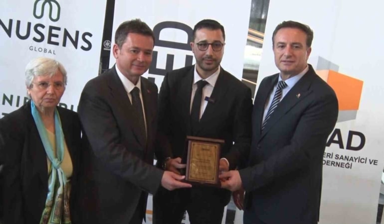 17 AĞUSTOS MARMARA DEPREMİ’NİN 27’NCİ YIL DÖNÜMÜNDE BURSA’DA DEPREM HAZIRLIĞI VE KENTSEL DÖNÜŞÜM KONUSU MASAYA YATIRILDI. OSMANGAZİ BELEDİYESİ ÖNCÜLÜĞÜNDE GERÇEKLEŞTİRİLEN TOPLANTIDA, KENTTEKİ RİSKLİ YAPILARIN YENİLENMESİ VE DÖNÜŞÜM ÇALIŞMALARININ HIZLANDIRILMASI İÇİN KAMU, VATANDAŞ, SEKTÖR TEMSİLCİLERİ VE İLGİLİ KURULUŞLARIN BİRLİKTE HAREKET ETMESİ GEREKTİĞİ VURGULANDI.