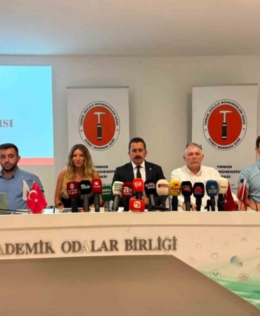 TMMOB JEOLOJİ MÜHENDİSLERİ ODASI, 17 AĞUSTOS 1999 MARMARA DEPREMİ’NİN 27’NCİ YIL DÖNÜMÜNDE YAPTIĞI AÇIKLAMADA, DEPREM RİSKİNE KARŞI ÖNLEYİCİ ÇALIŞMALARIN ÖNEMİNE DİKKAT ÇEKEREK, "1 BİRİM MALİYET İLE ÖNLEMEK Mİ, YOKSA AFET SONRASI 6 BİRİM MALİYET ÖDEMEK Mİ?" SORUSUNU YÖNELTTİ.