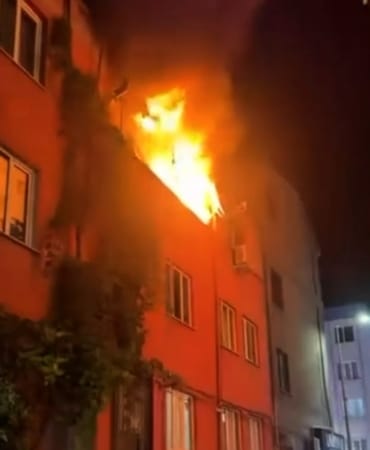 BURSA'DA EŞİNİN EVİ TERK ETMESİ SEBEBİYLE ALKOL ALAN GENÇ ADAMIN KOLTUKTA UNUTTUĞU SİGARA YANGINA SEBEP OLDU.