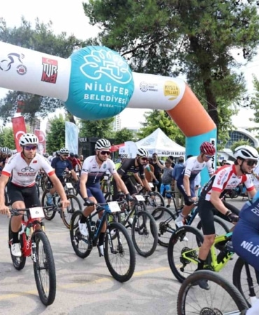 NİLÜFER’DE DÜZENLENEN DAĞ BİSİKLETİ MARATONU TÜRKİYE ŞAMPİYONASI’NDA 79 SPORCU, DOĞAL VE KÜLTÜREL GÜZELLİKLERİYLE DOLU MYSİA YOLLARI’NDA KIYASIYA MÜCADELE EDEREK, YARIŞI TAMAMLADI.