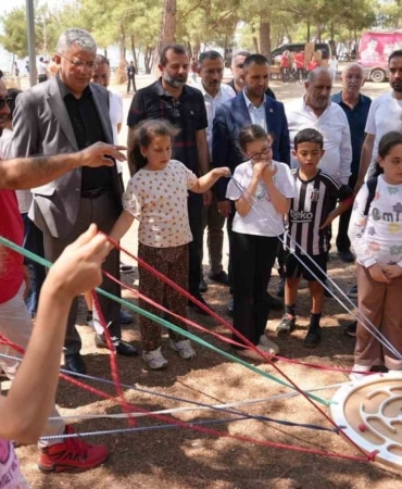 ÇEŞİTLİ OYUNLAR VE YARIŞMALARLA EĞLENCELİ ANLAR YAŞAYAN ÇOCUKLAR
