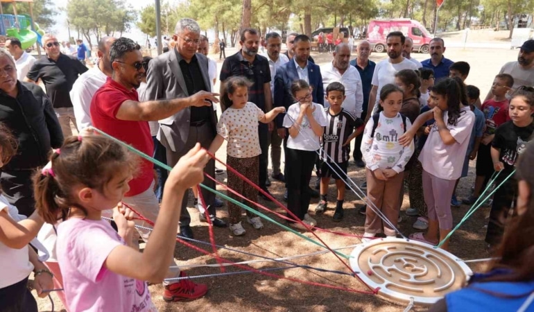 ÇEŞİTLİ OYUNLAR VE YARIŞMALARLA EĞLENCELİ ANLAR YAŞAYAN ÇOCUKLAR