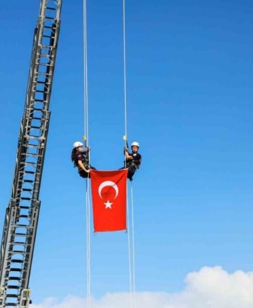 BURSA’DA 17 AĞUSTOS MARMARA DEPREMİ’NİN 27’NCİ YIL DÖNÜMÜNDE DÜZENLENEN PROGRAMDA, İTFAİYE EKİPLERİNİN GERÇEKLEŞTİRDİĞİ TATBİKAT GERÇEĞİ ARATMADI. METRELERCE YÜKSEKLİĞE UZANAN MERDİVENLİ İTFAİYE ARACINDAN TÜRK BAYRAĞI İNDİRİLİRKEN, ARAMA-KURTARMA EKİPLERİNİN TATBİKAT GÖRÜNTÜLERİ NEFES KESTİ.