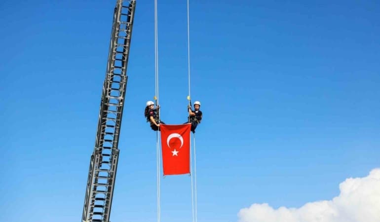 BURSA’DA 17 AĞUSTOS MARMARA DEPREMİ’NİN 27’NCİ YIL DÖNÜMÜNDE DÜZENLENEN PROGRAMDA, İTFAİYE EKİPLERİNİN GERÇEKLEŞTİRDİĞİ TATBİKAT GERÇEĞİ ARATMADI. METRELERCE YÜKSEKLİĞE UZANAN MERDİVENLİ İTFAİYE ARACINDAN TÜRK BAYRAĞI İNDİRİLİRKEN, ARAMA-KURTARMA EKİPLERİNİN TATBİKAT GÖRÜNTÜLERİ NEFES KESTİ.