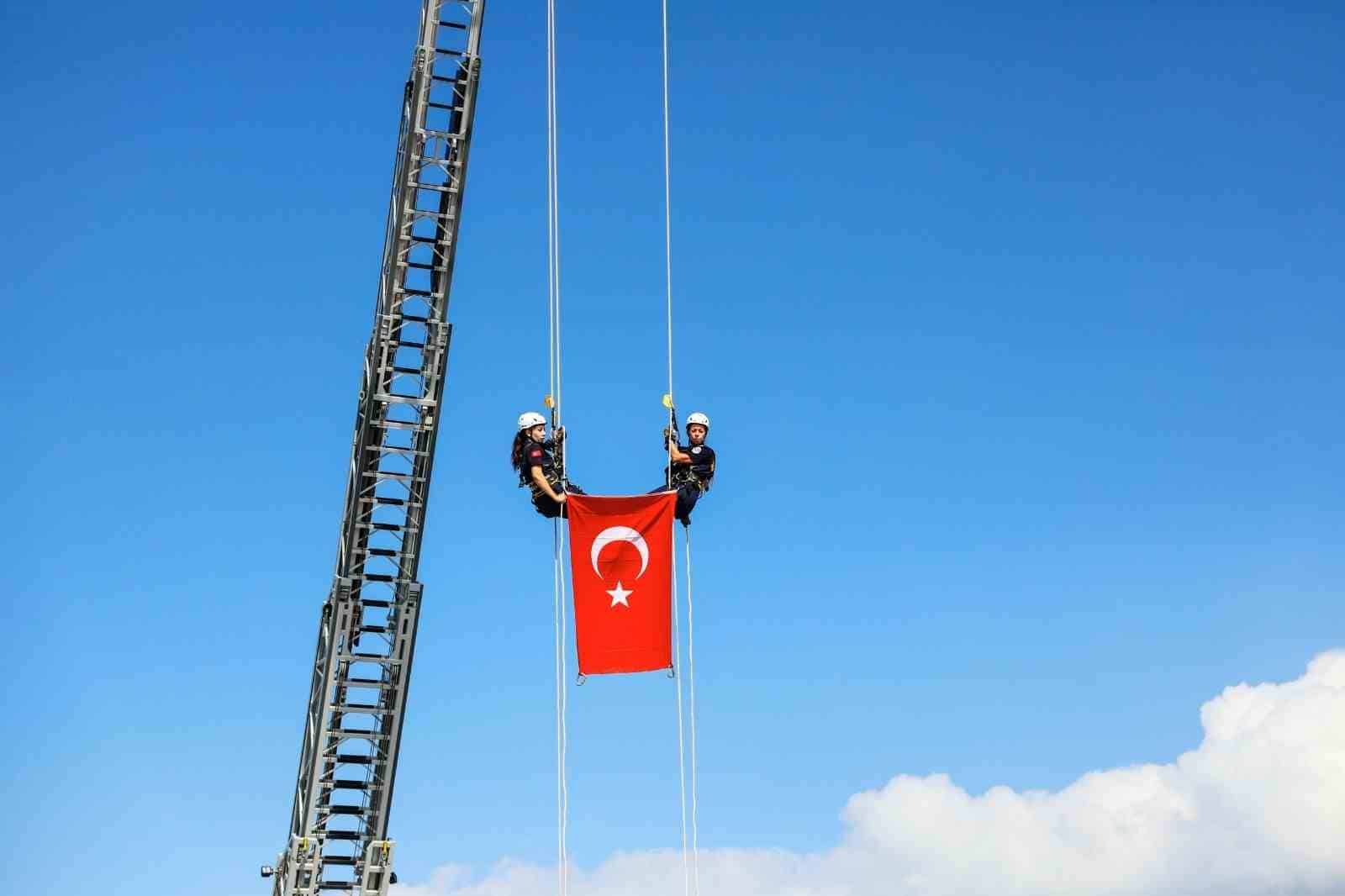 BURSA’DA 17 AĞUSTOS MARMARA DEPREMİ’NİN 27’NCİ YIL DÖNÜMÜNDE DÜZENLENEN PROGRAMDA, İTFAİYE EKİPLERİNİN GERÇEKLEŞTİRDİĞİ TATBİKAT GERÇEĞİ ARATMADI. METRELERCE YÜKSEKLİĞE UZANAN MERDİVENLİ İTFAİYE ARACINDAN TÜRK BAYRAĞI İNDİRİLİRKEN, ARAMA-KURTARMA EKİPLERİNİN TATBİKAT GÖRÜNTÜLERİ NEFES KESTİ.