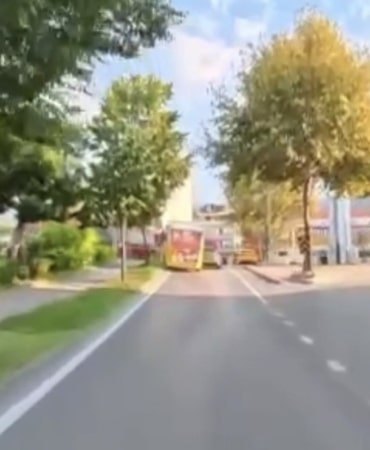 BURSA’DA SEYİR HALİNDEKİ HALK OTOBÜSÜ, SÜRÜCÜSÜNÜN KONTROLÜNDEN ÇIKARAK YOL KENARINDAKİ DİREĞE ÇARPTI. KAZA ANI KAMERAYA YANSIDI.