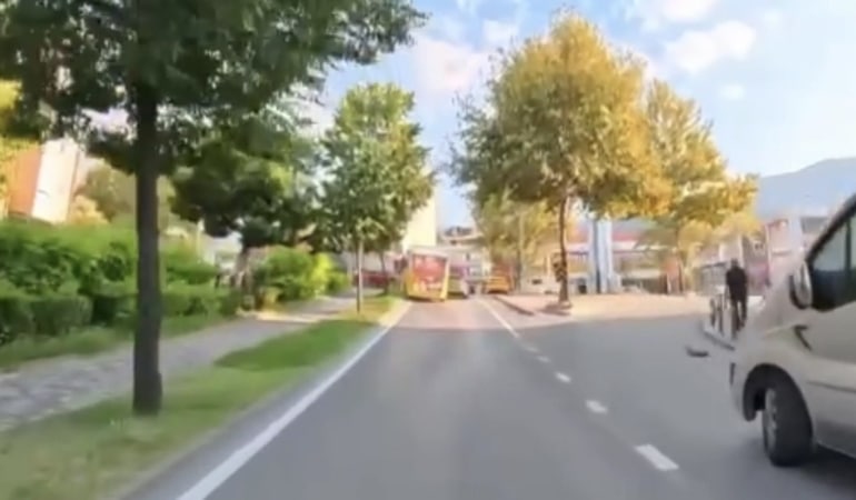 BURSA’DA SEYİR HALİNDEKİ HALK OTOBÜSÜ, SÜRÜCÜSÜNÜN KONTROLÜNDEN ÇIKARAK YOL KENARINDAKİ DİREĞE ÇARPTI. KAZA ANI KAMERAYA YANSIDI.