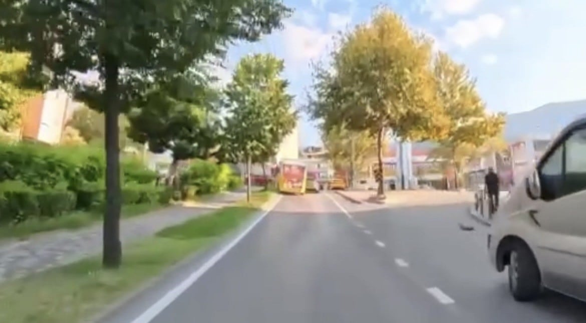 BURSA’DA SEYİR HALİNDEKİ HALK OTOBÜSÜ, SÜRÜCÜSÜNÜN KONTROLÜNDEN ÇIKARAK YOL KENARINDAKİ DİREĞE ÇARPTI. KAZA ANI KAMERAYA YANSIDI.