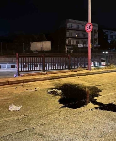 BURSA’DA İDDİAYA GÖRE MAKAS ATAN OTOMOBİL, BATÇIĞA GİRMEDEN REFÜJE ÇARPTI. ÇARPMANIN ETKİSİYLE YAN YOLA ÇIKAN OTOMOBİL HURDAYA DÖNDÜ. KAZADA 17 YAŞINDAKİ SÜRÜCÜ HAYATINI KAYBEDERKEN, YOLCU İSE AĞIR YARALANDI.