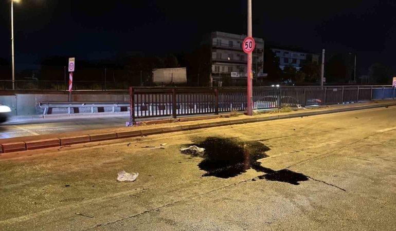 BURSA’DA İDDİAYA GÖRE MAKAS ATAN OTOMOBİL, BATÇIĞA GİRMEDEN REFÜJE ÇARPTI. ÇARPMANIN ETKİSİYLE YAN YOLA ÇIKAN OTOMOBİL HURDAYA DÖNDÜ. KAZADA 17 YAŞINDAKİ SÜRÜCÜ HAYATINI KAYBEDERKEN, YOLCU İSE AĞIR YARALANDI.