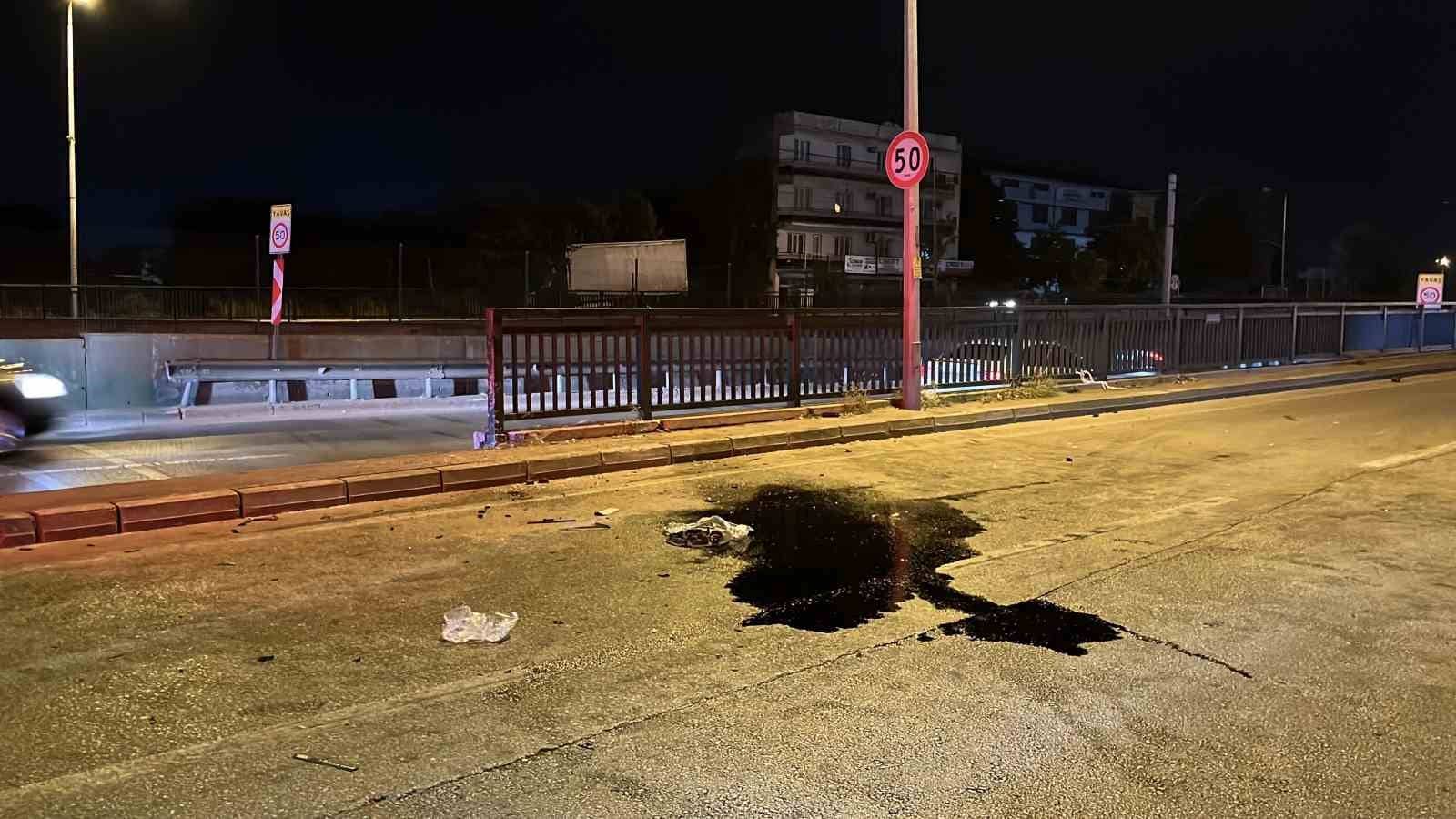BURSA’DA İDDİAYA GÖRE MAKAS ATAN OTOMOBİL, BATÇIĞA GİRMEDEN REFÜJE ÇARPTI. ÇARPMANIN ETKİSİYLE YAN YOLA ÇIKAN OTOMOBİL HURDAYA DÖNDÜ. KAZADA 17 YAŞINDAKİ SÜRÜCÜ HAYATINI KAYBEDERKEN, YOLCU İSE AĞIR YARALANDI.