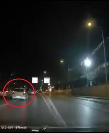 BURSA'DA 17 YAŞINDAKİ GENÇ KAZADA ÖLDÜ. MAKAS ATMA ANI KAMERAYA YANSIDI