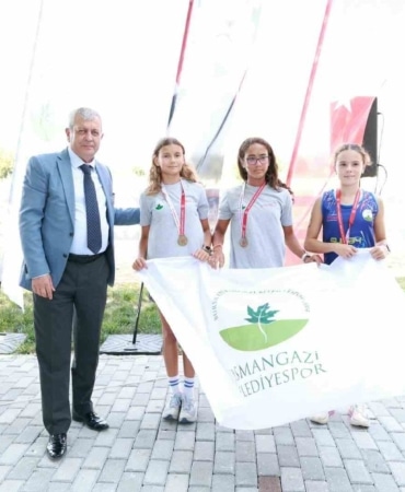 SPORA VE SPORCUYA BÜYÜK ÖNEM VEREN OSMANGAZİ BELEDİYESİ, GENÇLERİ SPORA TEŞVİK ETMEK VE SPORUN YAYGINLAŞMASINI SAĞLAMAK AMACIYLA DÜZENLENEN ORGANİZASYONLARA DESTEK VERMEYE DEVAM EDİYOR. BU KAPSAMDA, TÜRKİYE TRİATLON FEDERASYONU BURSA İL TEMSİLCİLİĞİ, OSMANGAZİ BELEDİYESİ VE OSMANGAZİ BELEDİYESPOR İŞ BİRLİĞİNDE DÜZENLENEN BURSA DUATLON İL BİRİNCİLİĞİ MÜSABAKALARI, NEFES KESEN YARIŞLARA SAHNE OLDU.