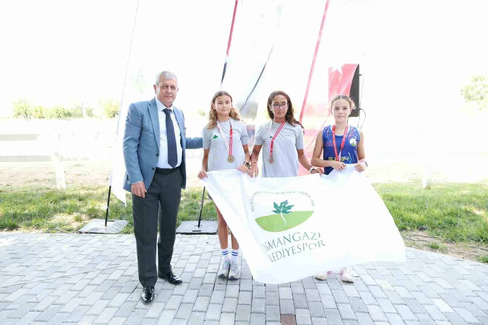 SPORA VE SPORCUYA BÜYÜK ÖNEM VEREN OSMANGAZİ BELEDİYESİ, GENÇLERİ SPORA TEŞVİK ETMEK VE SPORUN YAYGINLAŞMASINI SAĞLAMAK AMACIYLA DÜZENLENEN ORGANİZASYONLARA DESTEK VERMEYE DEVAM EDİYOR. BU KAPSAMDA, TÜRKİYE TRİATLON FEDERASYONU BURSA İL TEMSİLCİLİĞİ, OSMANGAZİ BELEDİYESİ VE OSMANGAZİ BELEDİYESPOR İŞ BİRLİĞİNDE DÜZENLENEN BURSA DUATLON İL BİRİNCİLİĞİ MÜSABAKALARI, NEFES KESEN YARIŞLARA SAHNE OLDU.