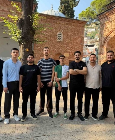 AK PARTİ OSMANGAZİ İLÇE GENÇLİK KOLLARI, İLÇENİN ÖNEMLİ TARİHİ VE MANEVİ DEĞERLERİ ARASINDA YER ALAN HAMZABEY KÜLLİYESİ’NDE KAPSAMLI BİR TEMİZLİK VE BAKIM ÇALIŞMASI GERÇEKLEŞTİRDİ. TEŞKİLAT MENSUBU GENÇLERİN KATILIMIYLA DÜZENLENEN ETKİNLİKTE, KÜLLİYE BÜNYESİNDE BULUNAN HAMZABEY VE KARAMUSTAFA PAŞA TÜRBELERİ TİTİZLİKLE TEMİZLENDİ. GENÇLER, TÜRBELERİN İÇ VE DIŞ MEKÂNLARINDAKİ TEMİZLİĞİN YANI SIRA ÇEVRE DÜZENLEMESİ VE BAKIM GEREKTİREN NOKTALARDA DA AKTİF ROL ALDI.
