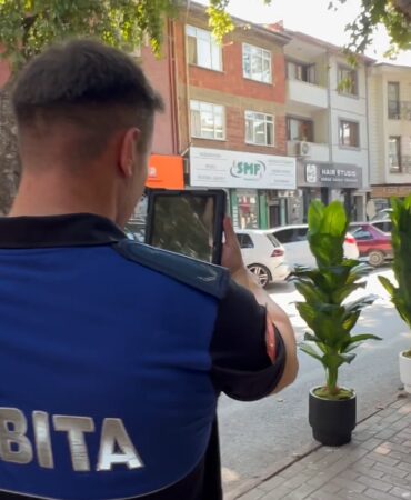 İNEGÖL BELEDİYESİ ZABITA MÜDÜRLÜĞÜ EKİPLERİ, ŞEHRİN ÖZELLİKLE ANA ARTERLERİNDE FAALİYET GÖSTEREN İŞLETMELERE YÖNELİK KALDIRIM İŞGALİ VE ÇEVRE TEMİZLİĞİ DENETİMİ GERÇEKLEŞTİRDİ. İŞLETME ÖNLERİNDE OLUŞAN KİRLİLİK VE YAYA GEÇİŞİNİ ENGELLEYEN UYGULAMALAR KONUSUNDA ESNAFLAR UYARILIRKEN, DENETİMLERİN KENT GENELİNDE ARALIKSIZ SÜRDÜRÜLECEĞİ BİLDİRİLDİ.