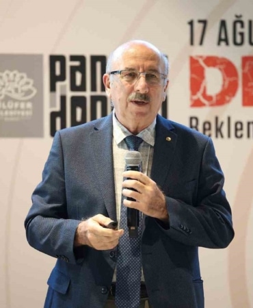 NİLÜFER BELEDİYESİ’NİN 17 AĞUSTOS DEPREMİNİN YILDÖNÜMÜNDE DÜZENLEDİĞİ SÖYLEŞİDE KONUŞAN JEOLOJİ MÜHENDİSİ PROF. DR. OKAN TÜYSÜZ, DİRİ FAY HATLARI ÜZERİNDE YAPILAŞMAYA İZİN VERİLMEMESİ VE YÖNETMELİKLERE SIKI SIKIYA UYULMASI GEREKTİĞİNİ VURGULADI. TÜYSÜZ, MEVCUT RİSKİN AZALTILMASI İÇİN GERÇEK KENTSEL DÖNÜŞÜMÜN UYGULANMASI, BİNA ANALİZLERİNİN YAPILMASI, HAYAT BOYU SÜRECEK AFET BİLİNCİ EĞİTİMLERİNİN VERİLMESİ GEREKTİĞİNİ SÖYLEDİ.