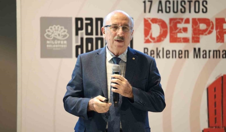 NİLÜFER BELEDİYESİ’NİN 17 AĞUSTOS DEPREMİNİN YILDÖNÜMÜNDE DÜZENLEDİĞİ SÖYLEŞİDE KONUŞAN JEOLOJİ MÜHENDİSİ PROF. DR. OKAN TÜYSÜZ, DİRİ FAY HATLARI ÜZERİNDE YAPILAŞMAYA İZİN VERİLMEMESİ VE YÖNETMELİKLERE SIKI SIKIYA UYULMASI GEREKTİĞİNİ VURGULADI. TÜYSÜZ, MEVCUT RİSKİN AZALTILMASI İÇİN GERÇEK KENTSEL DÖNÜŞÜMÜN UYGULANMASI, BİNA ANALİZLERİNİN YAPILMASI, HAYAT BOYU SÜRECEK AFET BİLİNCİ EĞİTİMLERİNİN VERİLMESİ GEREKTİĞİNİ SÖYLEDİ.