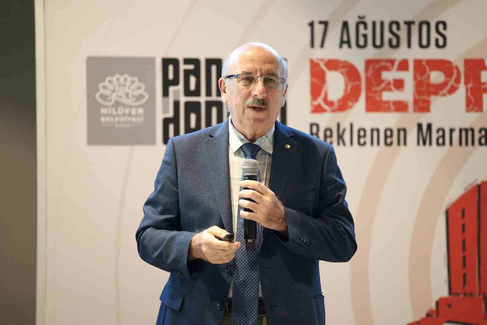 NİLÜFER BELEDİYESİ’NİN 17 AĞUSTOS DEPREMİNİN YILDÖNÜMÜNDE DÜZENLEDİĞİ SÖYLEŞİDE KONUŞAN JEOLOJİ MÜHENDİSİ PROF. DR. OKAN TÜYSÜZ, DİRİ FAY HATLARI ÜZERİNDE YAPILAŞMAYA İZİN VERİLMEMESİ VE YÖNETMELİKLERE SIKI SIKIYA UYULMASI GEREKTİĞİNİ VURGULADI. TÜYSÜZ, MEVCUT RİSKİN AZALTILMASI İÇİN GERÇEK KENTSEL DÖNÜŞÜMÜN UYGULANMASI, BİNA ANALİZLERİNİN YAPILMASI, HAYAT BOYU SÜRECEK AFET BİLİNCİ EĞİTİMLERİNİN VERİLMESİ GEREKTİĞİNİ SÖYLEDİ.