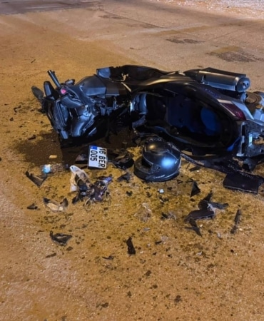 BURSA’NIN İNEGÖL İLÇESİNDE OTOMOBİL İLE MOTOSİKLETİN KAFA KAFAYA ÇARPIŞTIĞI KAZADA MOTOSİKLET SÜRÜCÜSÜ AĞIR YARALANDI.