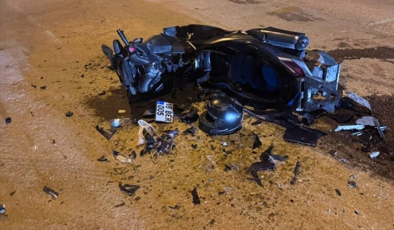 BURSA’NIN İNEGÖL İLÇESİNDE OTOMOBİL İLE MOTOSİKLETİN KAFA KAFAYA ÇARPIŞTIĞI KAZADA MOTOSİKLET SÜRÜCÜSÜ AĞIR YARALANDI.