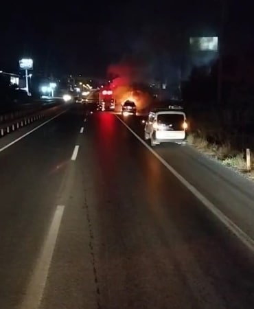 BURSA'DA SEYİR HALİNDEKİ LÜKS OTOMOBİL, HENÜZ BİLİNMEYEN BİR SEBEPTEN DOLAYI YANMAYA BAŞLADI. O ANLAR AMATÖR KAMERAYA YANSIDI.