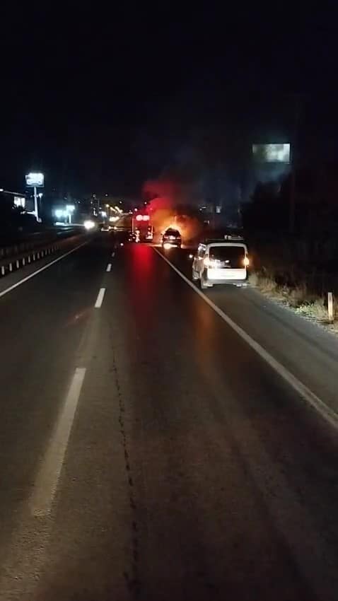 BURSA'DA SEYİR HALİNDEKİ LÜKS OTOMOBİL, HENÜZ BİLİNMEYEN BİR SEBEPTEN DOLAYI YANMAYA BAŞLADI. O ANLAR AMATÖR KAMERAYA YANSIDI.