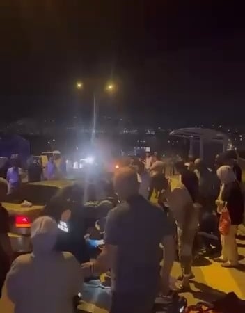 BURSA'DA İDDİAYA GÖRE DİREKSİYON HAKİMİYETİNİ KAYBEDEN EHLİYETSİZ SÜRÜCÜ, ORTA REFÜJÜ AŞARAK KARŞI YÖNDEN GELEN OTOMOBİL İLE ÇARPIŞTI. YAŞANAN KAZADA 7 KİŞİ YARALANDI.