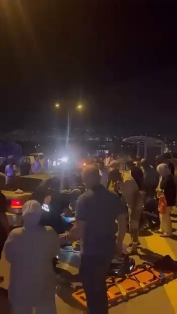BURSA'DA İDDİAYA GÖRE DİREKSİYON HAKİMİYETİNİ KAYBEDEN EHLİYETSİZ SÜRÜCÜ, ORTA REFÜJÜ AŞARAK KARŞI YÖNDEN GELEN OTOMOBİL İLE ÇARPIŞTI. YAŞANAN KAZADA 7 KİŞİ YARALANDI.