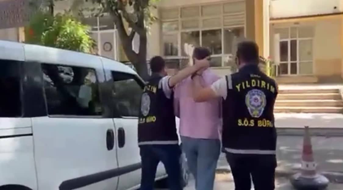 BURSA'NIN YILDIRIM İLÇESİNDE POLİS EKİPLERİNİN ARANAN ŞAHISLARA YÖNELİK GERÇEKLEŞTİRDİĞİ ÇALIŞMALARDA, HAKLARINDA KESİNLEŞMİŞ HAPİS CEZASI BULUNAN 9 KİŞİ YAKALANDI.