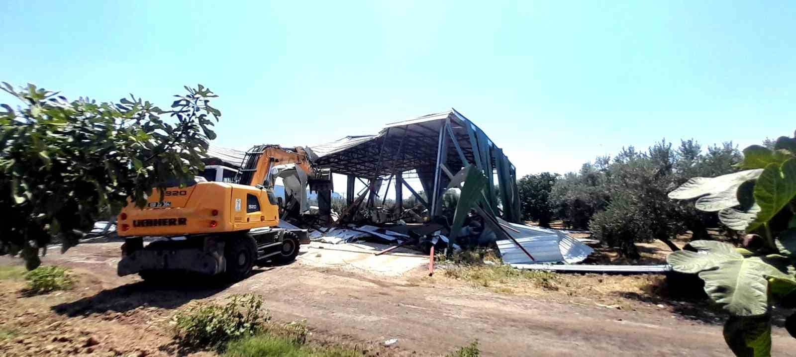 KAÇAK YAPILAŞMAYA KARŞI MÜCADELESİNİ ÖZVERİYLE SÜRDÜREN OSMANGAZİ BELEDİYESİ, VATANDAŞLARDAN GELEN İHBARLAR VE SAHA DENETİMLERİYLE TESPİT ETTİĞİ RUHSATSIZ YAPILARA YÖNELİK YIKIM İŞLEMLERİNİ KARARLILIKLA UYGULUYOR.